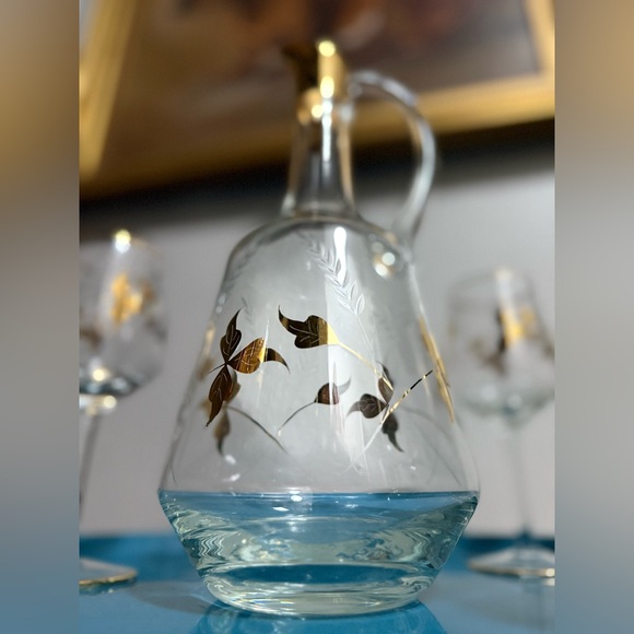 Mid-Century Decanter and Cordial Glass Set | 5 Cordial Glasses and Gold Leaf - Picture 5 of 8